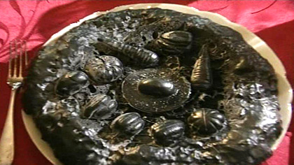 Die schwarze Pizza.(c)ORF
